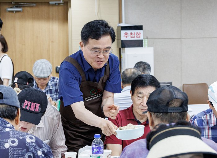 [코리안투데이] 삼계탕 나눔행사 배식 봉사 © 송정숙 기자