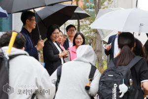 손화정 영종구청장, 비 내리는 아침 운서중 통학로 현장 점검
