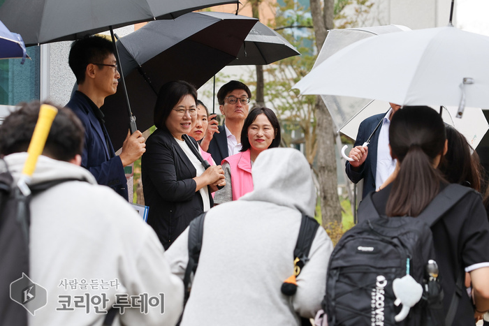 [코리안투데이] 운서중학교 통학로 현장 점검에 나선 손화정 영종구청장 © 김미희 기자