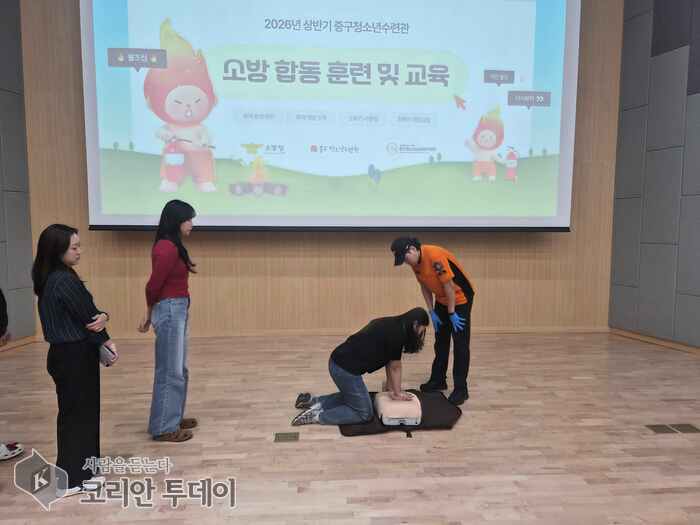 [The Korean Today] はしご車の搭乗実習に臨む青少年修練館の職員ら © キム・ミヒ記者