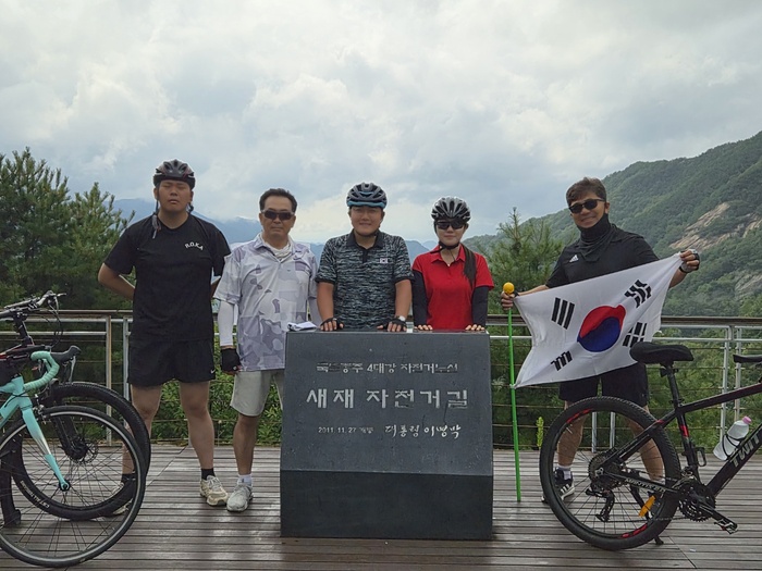 3일차 구간인 이화령휴게소를 지나는 참가자들