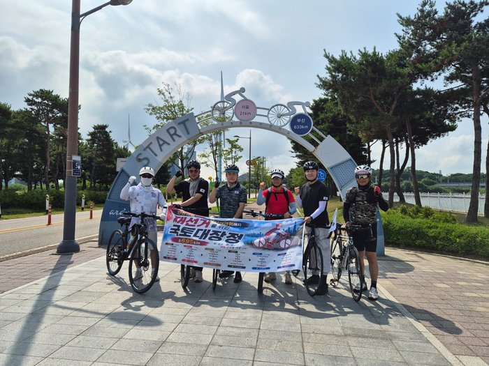 (왼쪽부터) 이찬구, 신대한, 이주형, 이대형, 신성영, 윤영우가 자전거 대장정 출발에 앞서 함께한 모습