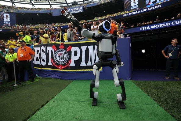 Robot Atlas od Hyundai Motor a Boston Dynamics předvedl humanoidní technologii na scéně mistrovství světa FIFA