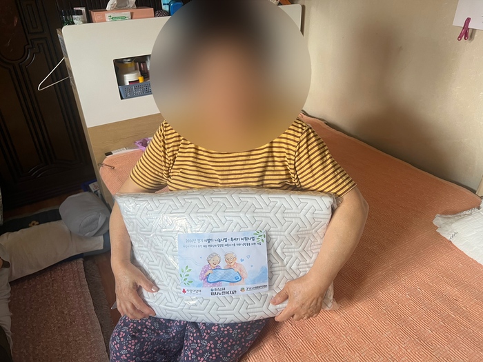 [코리안투데이] 취약 어르신 냉감패드 전달 © 백창희 기자