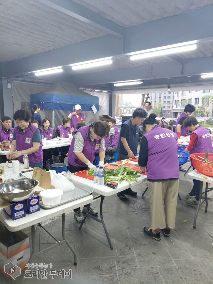 [코리안투데이] 삼계탕 나눔 행사 준비에 동참한 송림6동 주민자치회 위원들 © 김미희 기자