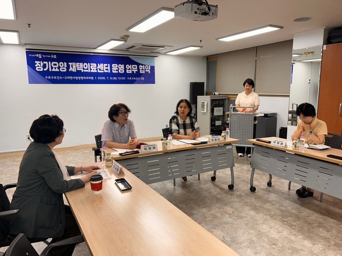 [코리안투데이] (사진) 장기요양 재택의료센터 운영 업무협약식에서 관계자들이 이야기를 나누고 있다. © 박수진 기자