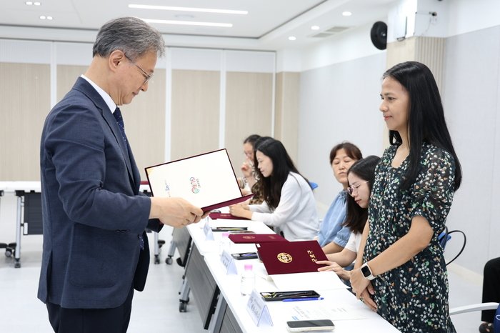 [코리안투데이] (사진) 장인홍 구로구청장이 위촉장을 전달하고 있다. © 박수진 기자