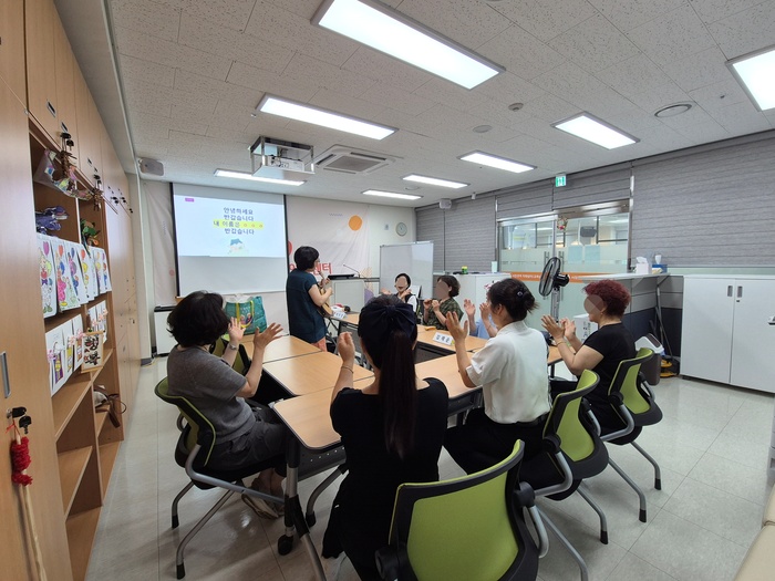 강사가 자전거 구조와 정비 방법을 설명하는 모습