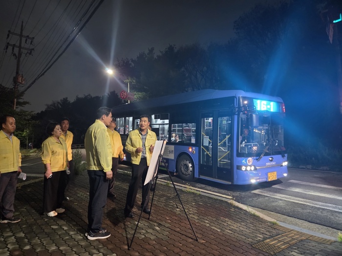 Chủ tịch quận Nam Dong (남동구) Lee Byung-rae (이병래) đang kiểm tra hệ thống chắn lối vào hầm chui.