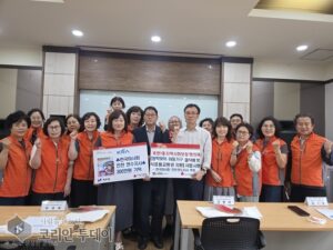 玉蓮1洞、夏休みを迎え児童世帯の欠食予防のため食料品交換券を伝達