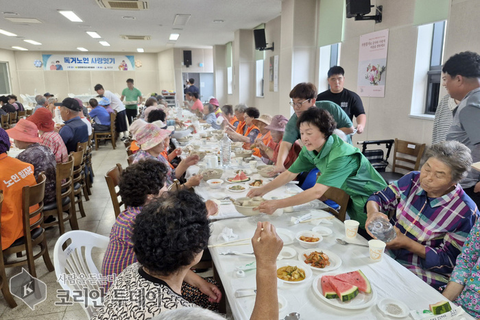 [코리안투데이] 삼계탕을 나누는 연평면 어르신들 © 김미희 기자