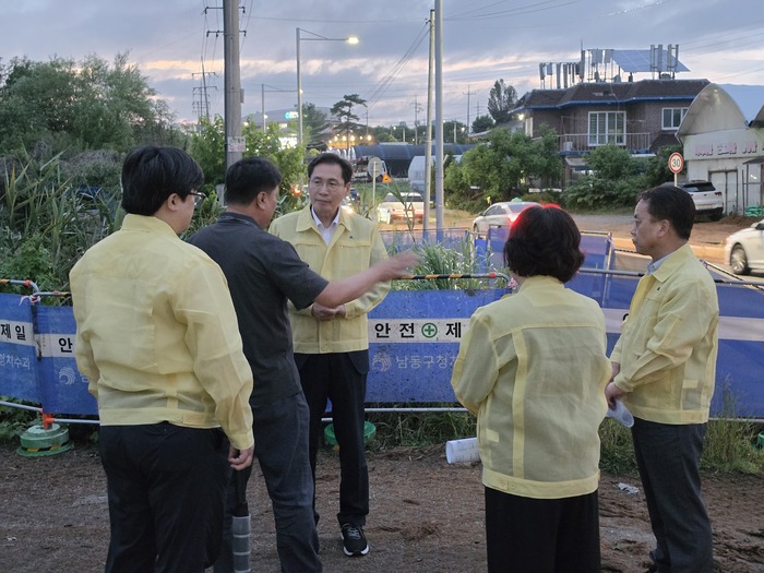 Funcionarios del distrito de Namdong-gu (남동구) revisan el tramo vulnerable a inundaciones de la calle Biryudae-ro 762beon-gil (비류대로762번길)