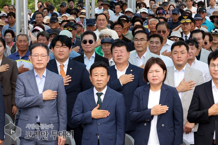 [The Korean Today] 信島平和大橋開通式に出席した関係者ら © キム・ミヒ記者