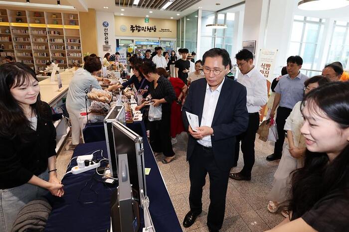南洞区都市管理公団住民参加予算委員会の会議の様子