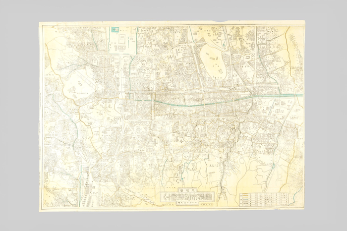 Vista general de la exhibición de piezas raras de la colección, entre ellas relatos de viaje y mapas modernos