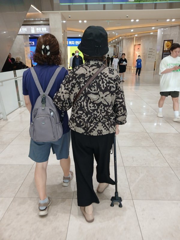 移動支援サービスで病院受診の移動を手助けする様子