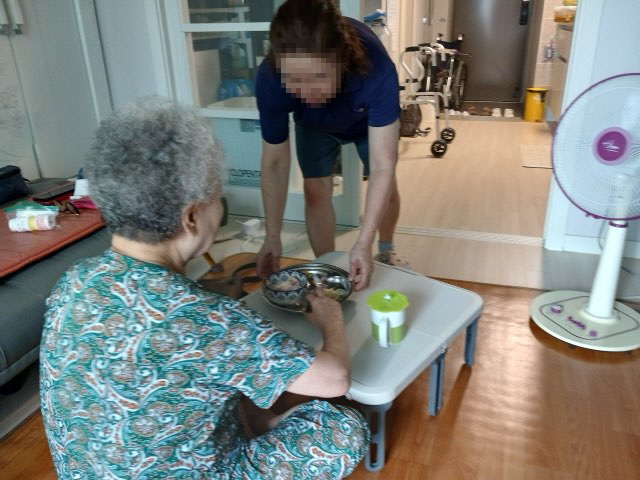 南洞区の統合ケアサービスで清掃など家事支援を受ける様子