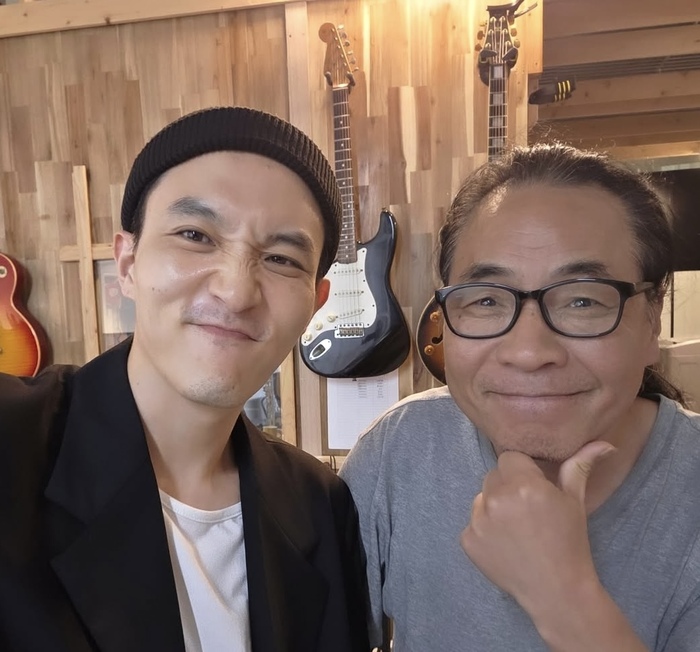 [코리안투데이] 가수 박현우(왼쪽)가 세 번째 싱글 '나는 걸어간다' 녹음을 마친 뒤 작사·작곡가 박호명과 기념 촬영을 하고 있다. (사진=박현우 SNS) © 김현수 기자