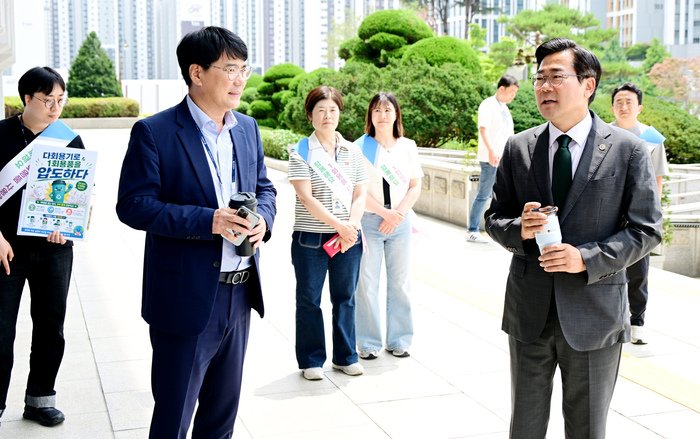 박찬대 인천광역시장이 지난 3일 시청 중앙현관에서 직원들과 1회용품 제로(Zero) 공공청사 만들기 캠페인을 펼치고 있다.