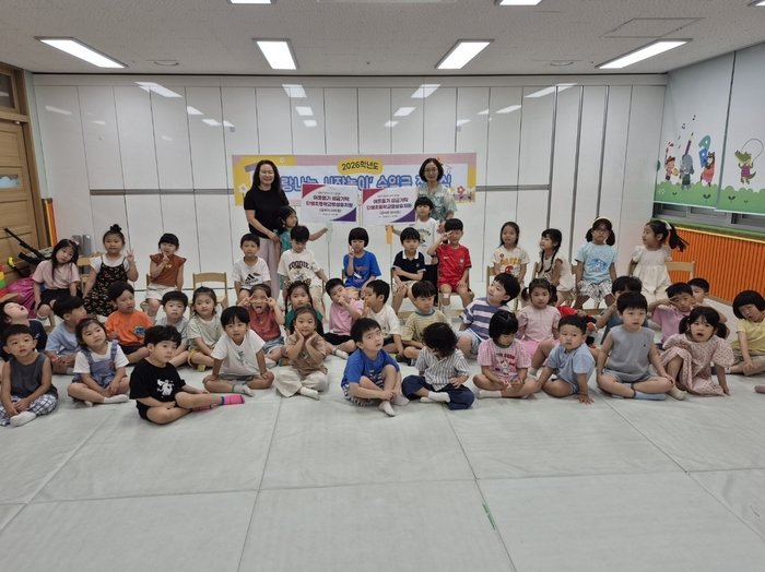 Taman Kanak-kanak Dansaem Elementary School mendonasikan Rp400.000 hasil bazar ke Gamil-dong