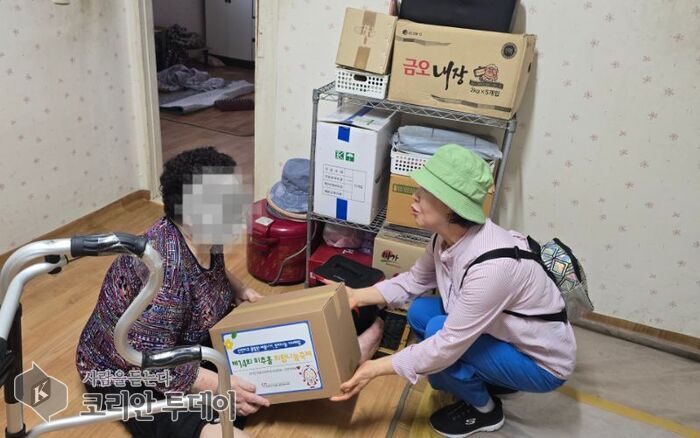[코리안투데이] 경로당 어르신께 수박 전달하는 주민자치회 위원 © 김미희 기자