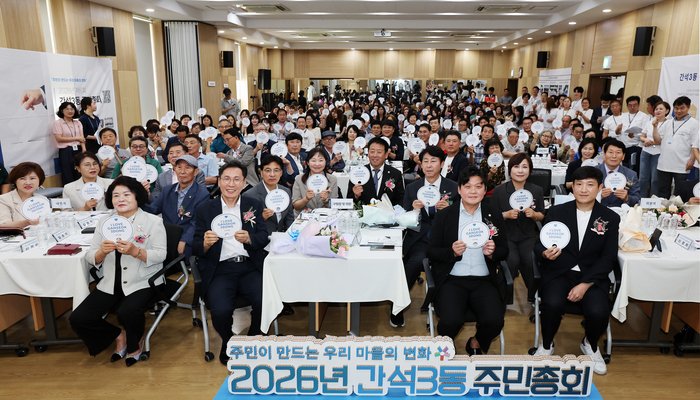 南東文化財団が地域文化優秀事例賞を受賞した様子
