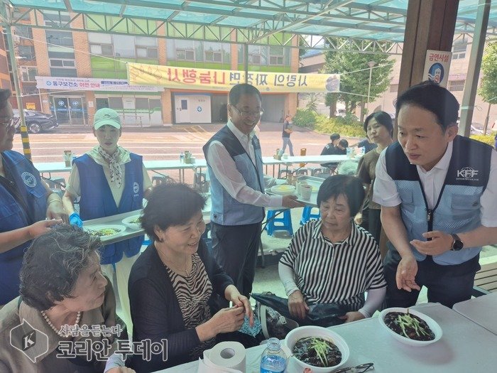 [The Korean Today] 韓国自由総連盟マンソクトン委員会の愛のチャジャンミョン分かち合い行事 © キム・ミヒ記者