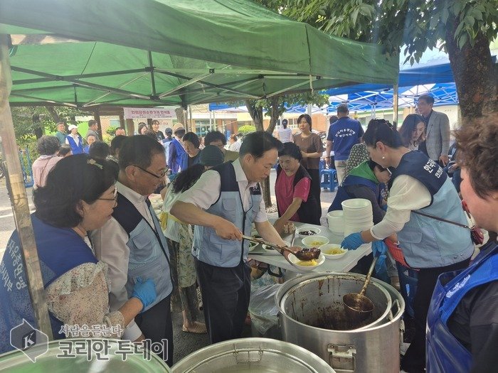 [The Korean Today] チャジャンミョン分かち合い行事に参加した地域の高齢者たち © キム・ミヒ記者
