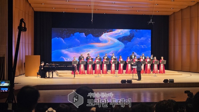 [코리안투데이] 사진 료녕의 꽃 합창단 '희망의나라로' 부르는 모습 © 박수진 기자