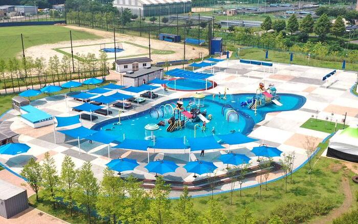 [코리안투데이] 江華・新亭体育施設 子ども水遊び場の全景 © 장형임 기자