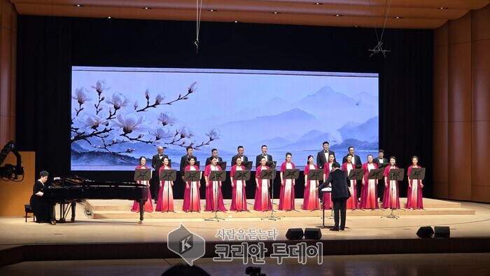 [코리안투데이] 사진 료녕의 꽃 합창단이 한국 가곡 '목련화' 를 합창하고 있다. ©박수진 기자