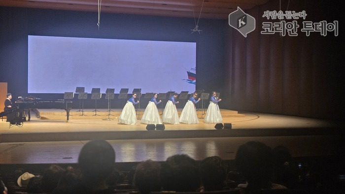 [코리안투데이] 图片：辽宁演出团幽默演唱《郁陵岛Twist》 © 박수진 기자