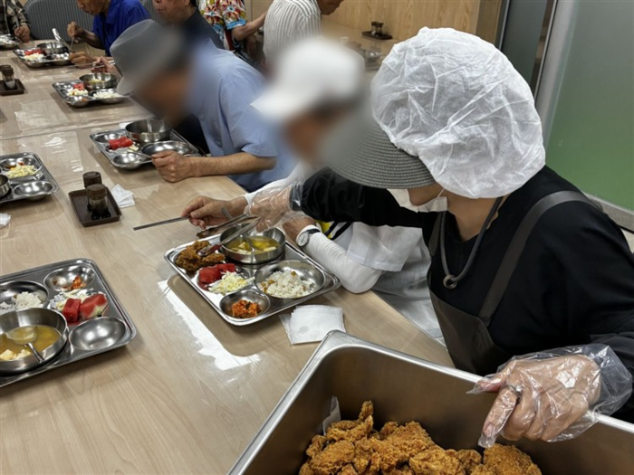 Nagbigay ng manok ang BBQ Gamil-jeom sa 49 na matatanda para sa Chobok