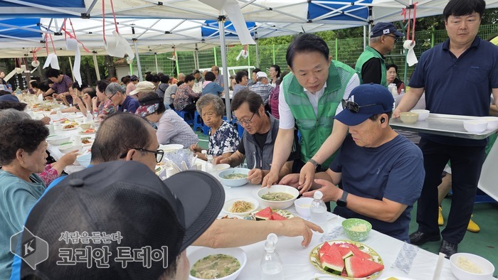 [The Korean Today] Quang cảnh tiệc kính lão đón ngày Chobok tổ chức tại công viên Dolsan © Phóng viên Kim Mi-hee
