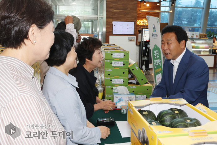 [코리안투데이] 옹진자연 단호박을 고르는 주민들 © 김미희 기자