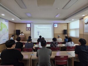 El Consejo Saemaul de Mansu 6-dong (만수6동 새마을협의회) entrega sandías a los centros para personas mayores con motivo del chobok