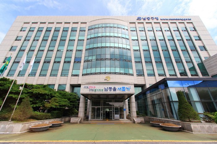 高齢者就業事業に参加する高齢者らが勤務する様子