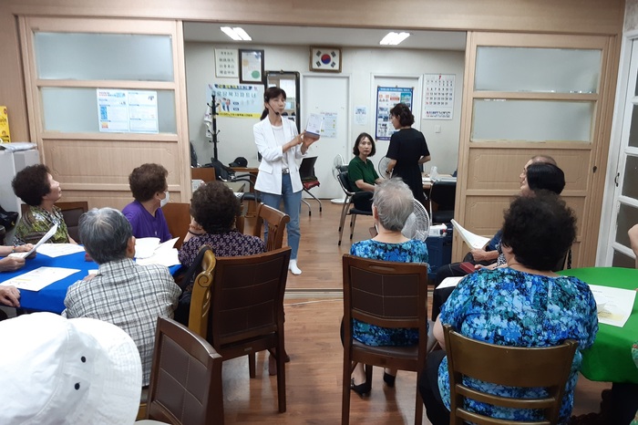 [코리안투데이] (사진) Các người cao tuổi đang tham gia khóa giáo dục phòng ngừa bệnh tim mạch – mạch máu não tại 'Nhà dưỡng lão khỏe mạnh'. © 박수진 기자