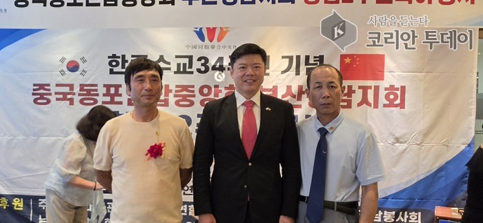 [코리안투데이] 왼쪽부터 중국동포연합중앙회 이찬국 수석부회장, 위리페 주부산 중국총영사관 부총영사, 림장호 중국동포연합중앙회 부산경남지회 회장이 기념촬영을 하고 있다. ©박수진 기자 © 박수진 기자