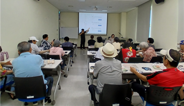 [코리안투데이] La bibliothèque Cheongna Hosu met en place 'Chaek-i-eum Sonmal', programme culturel de lecture pour les personnes âgées malentendantes © 장형임 