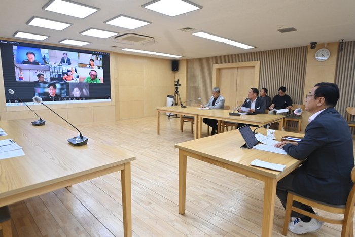 Hanam impulsa cooperación entre instituciones para carriles de retorno en U, buses escolares y respuesta a desastres