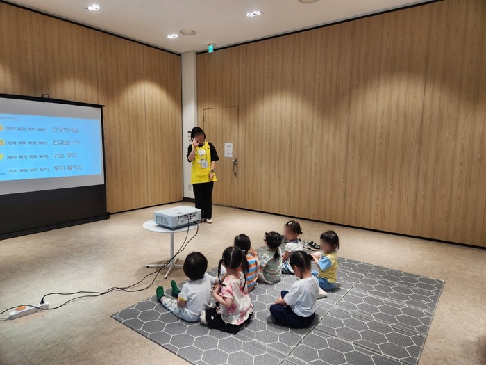 [코리안투데이] (사진) 구로미래도서관에서 어린이들이 견학 프로그램에 참여하고 있다. © 박수진 기자