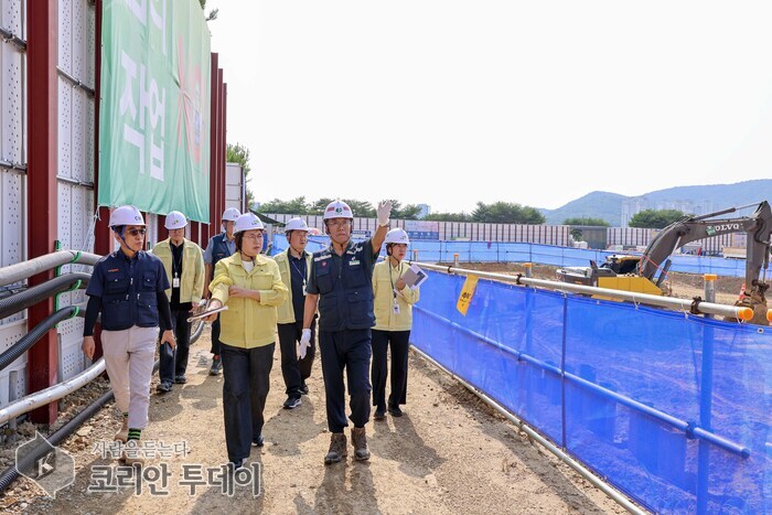 La alcaldesa de Yeongjong, Son Hwajeong, inspecciona el medio ambiente y la seguridad en una obra de nuevo edificio residencial