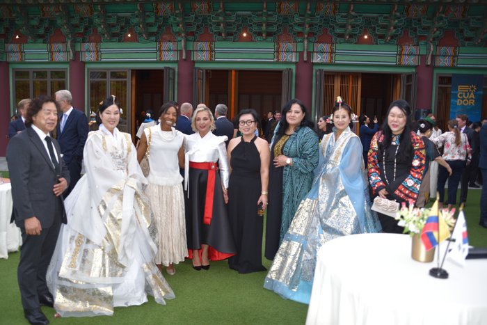 Attending an Embassy Reception… Kim Young-ja K-Royal Hanbok Continues “Hanbok Diplomacy” with the Wife of the Ecuadorian Ambassador