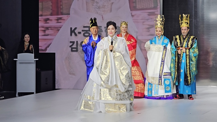 Attending an Embassy Reception… Kim Young-ja K-Royal Hanbok Continues “Hanbok Diplomacy” with the Wife of the Ecuadorian Ambassador