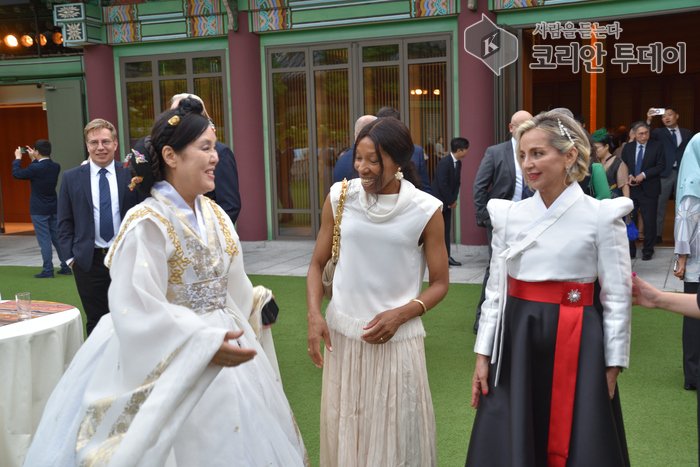 Attending an Embassy Reception… Kim Young-ja K-Royal Hanbok Continues “Hanbok Diplomacy” with the Wife of the Ecuadorian Ambassador