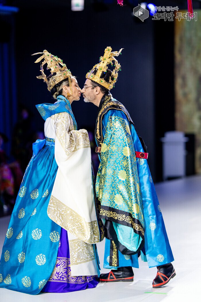 Attending an Embassy Reception… Kim Young-ja K-Royal Hanbok Continues “Hanbok Diplomacy” with the Wife of the Ecuadorian Ambassador