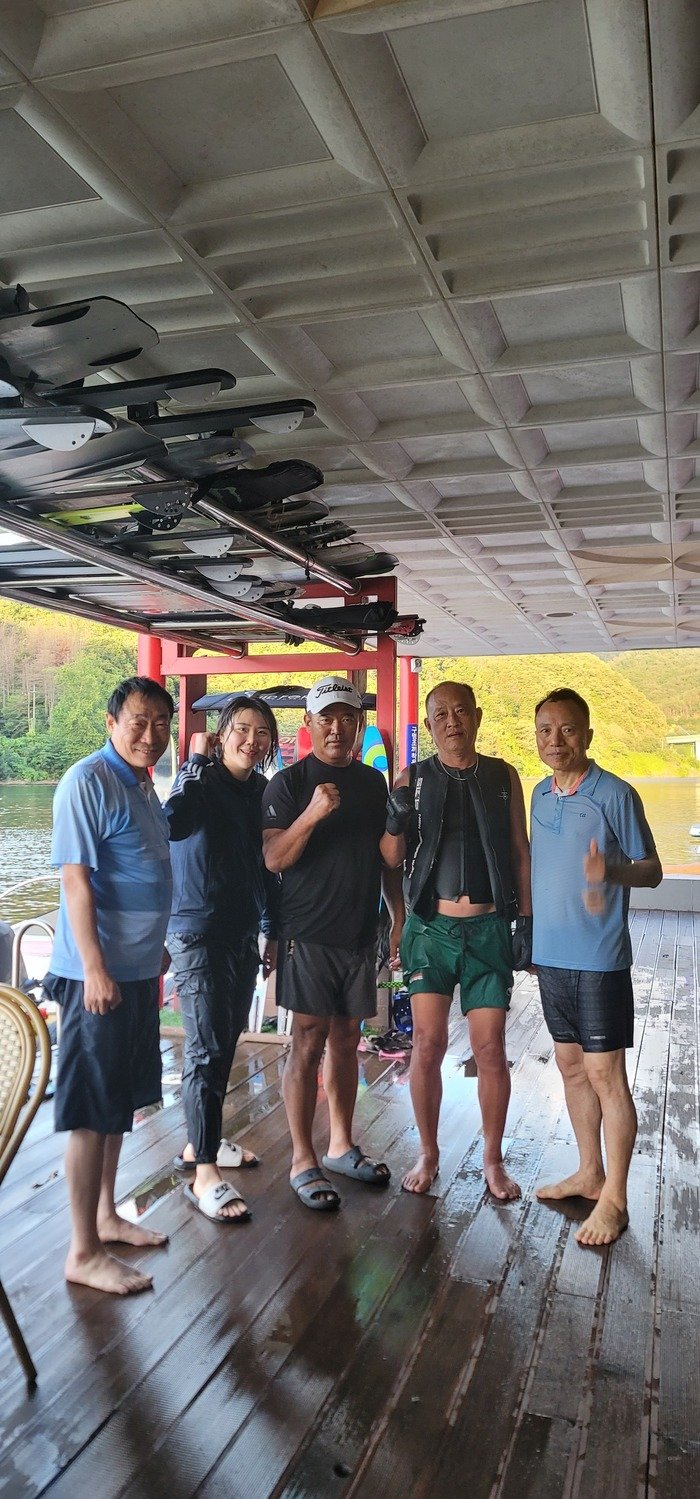 [코리안투데이] 수상스키 초보과정 수료기념: 가운데 강창희대표 © 지승주 기자
