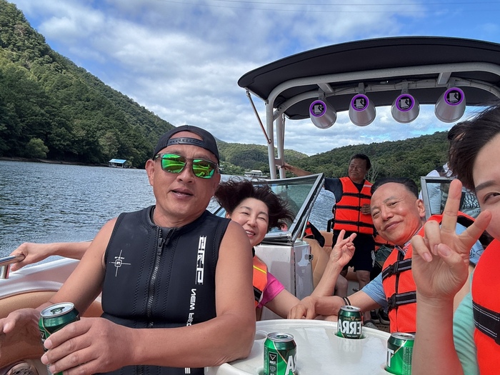 [코리안투데이] 구명조끼를 착용하고 보트에 탑승한 회원들: 구명조끼를 착용한 일행이 홍천강 수상레저 체험을 준비하고 있다. 수상레저에서는 무엇보다 안전장비 착용과 운항수칙 준수가 우선이다. © 지승주 기자