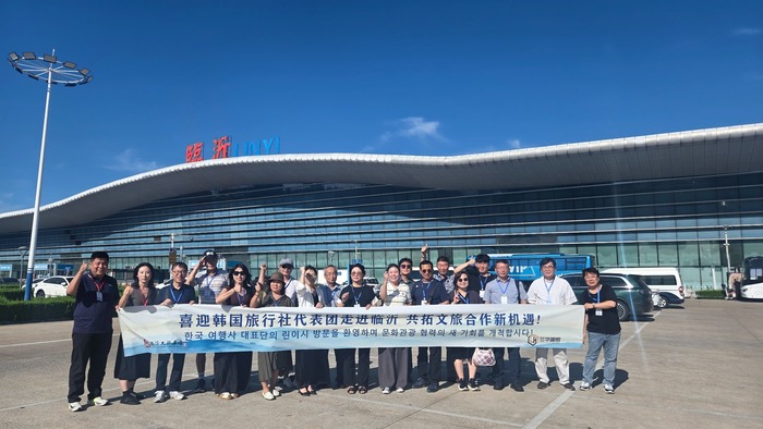 [The Korean Today] 韩国代表团抵达中国山东省临沂后在机场前合影，正式开始当地考察行程 © 池承柱记者